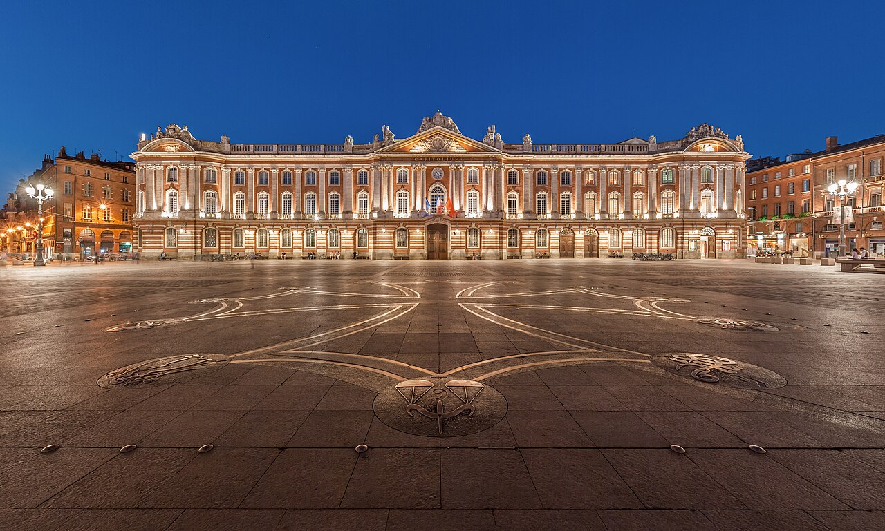 Le Capitole de Toulouse illuminé de nuit
